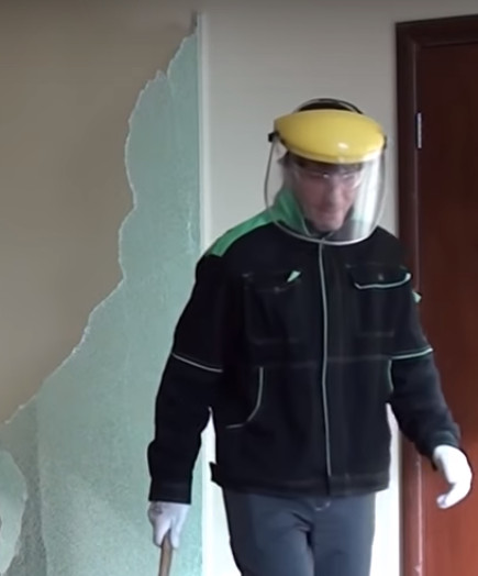 Как разбивается закаленое стекло?